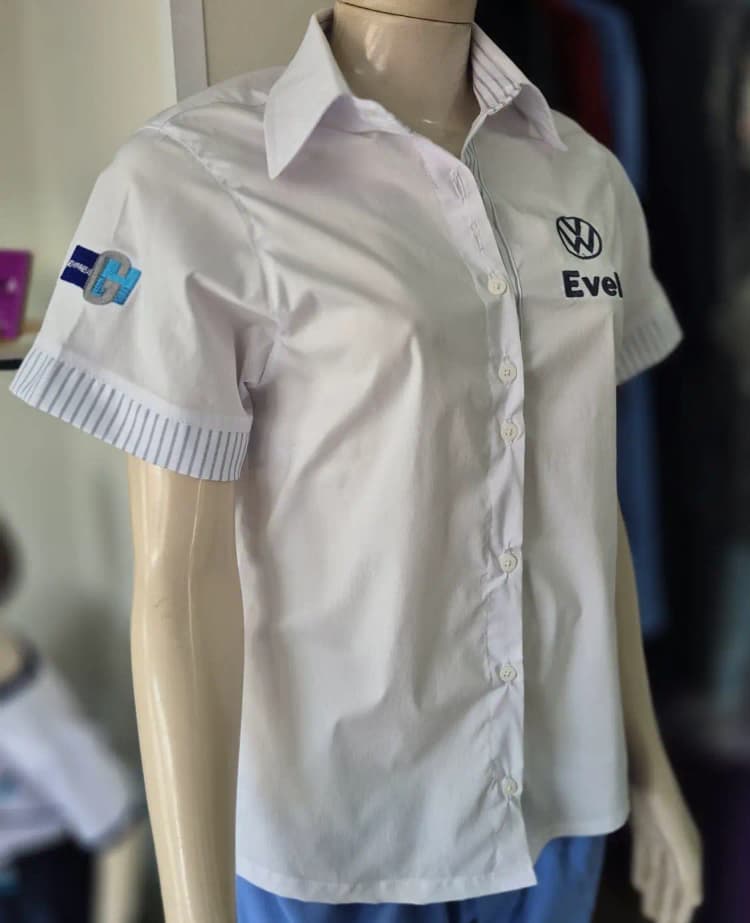Um homem vestindo uma camisa polo preta